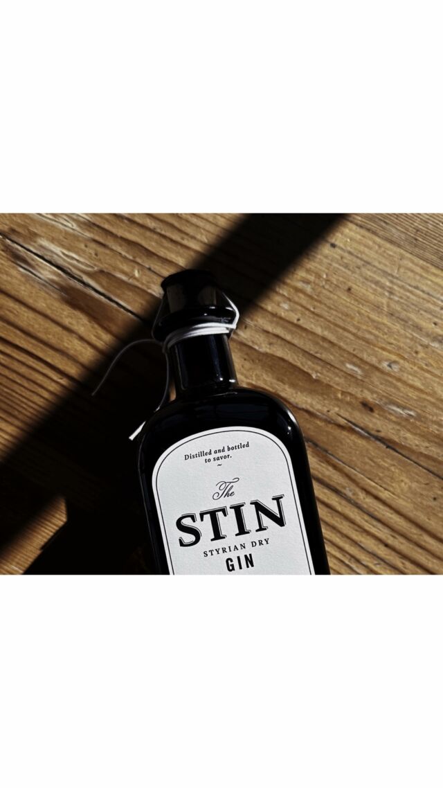 A moment worth savoring. Please, stay a little longer. ☀️✨🍸#stingin #classicproof #sunbathing #ginmoments #stin #thestin #styriangin #thestyriangin  #steirischergin #ginausösterreich #austriangin #styriangintonic  #südsteiermark #enjoyment #itsnotjustaginitsenjoyment